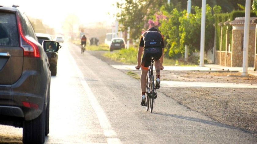Велосипедист на дороге
