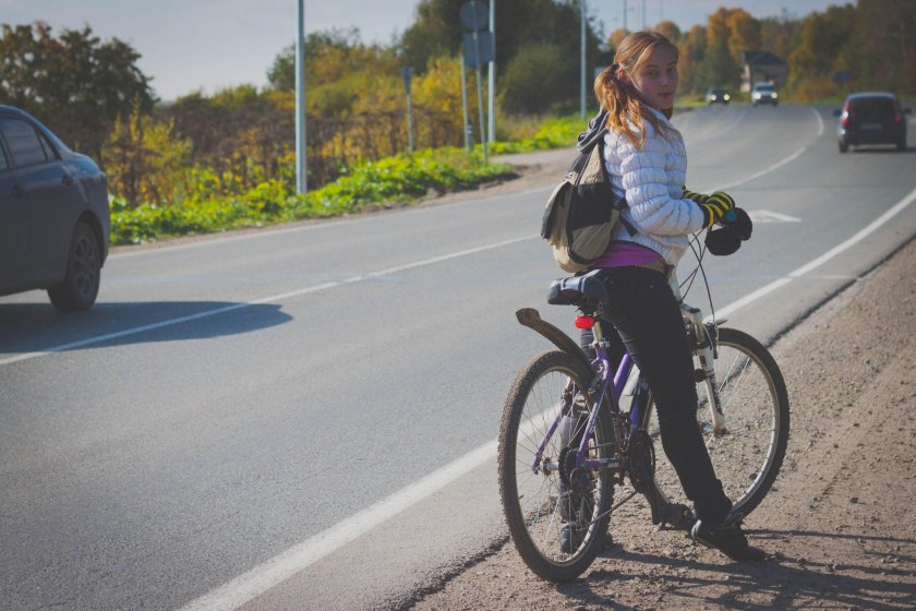 Велосипед на обочине