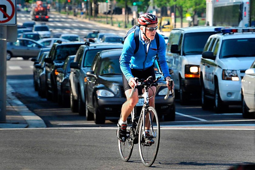 Велосипед и машина на дороге