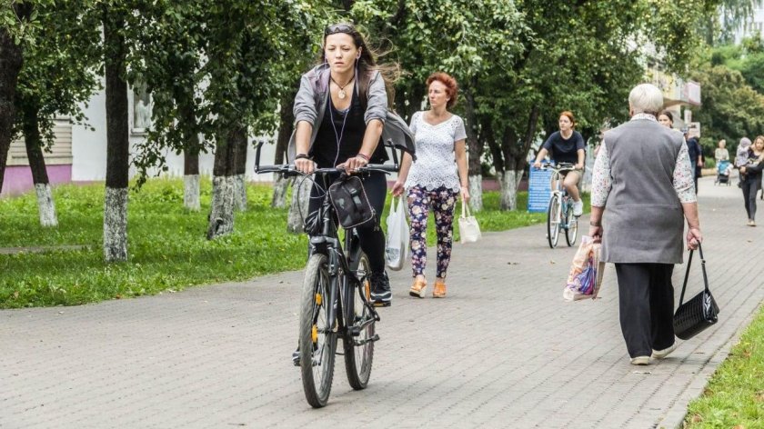 Велосипед на тротуаре