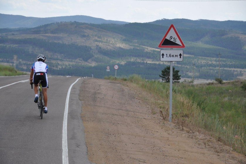 Велосипедист на трассе