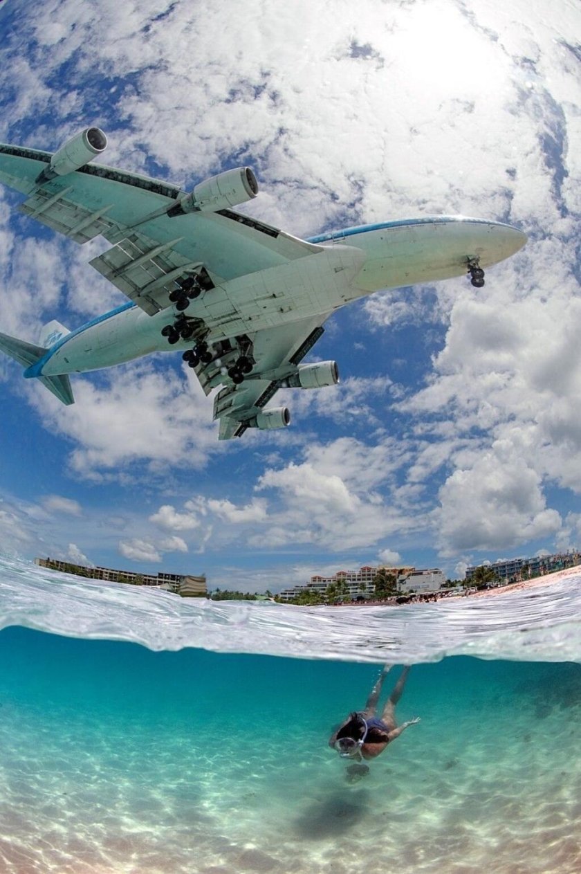 Самолет над океаном