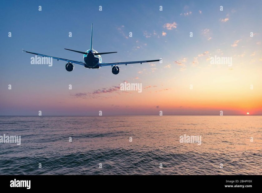 Самолет над океаном фото