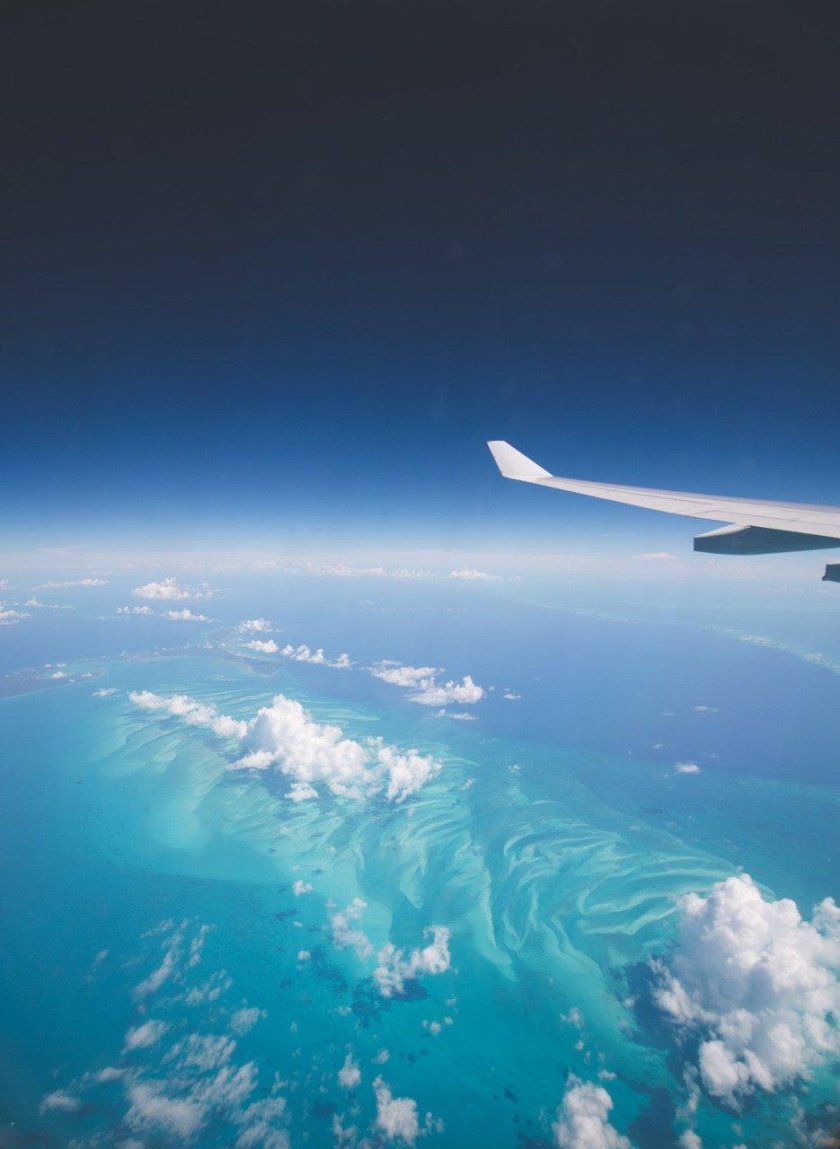 Самолет над морем