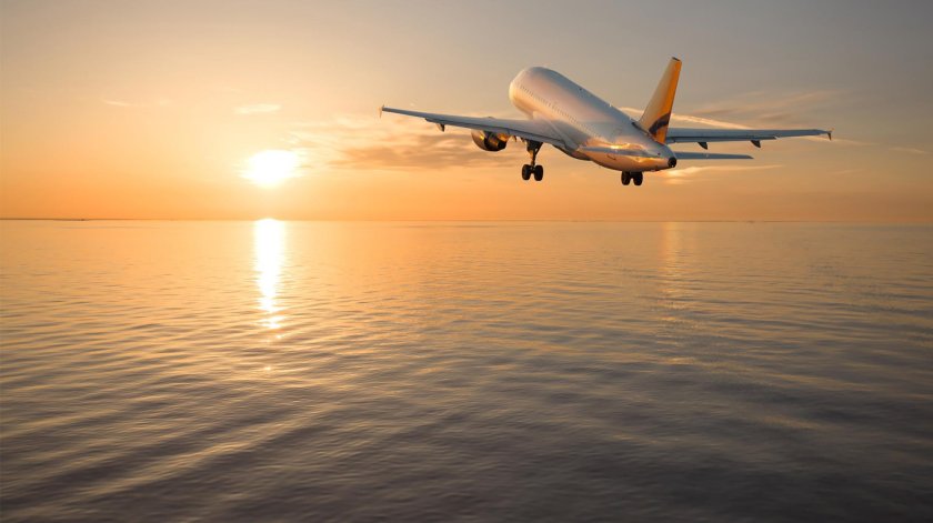 Самолет взлетает