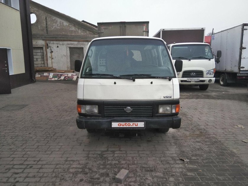 Ниссан Урван 1990 года