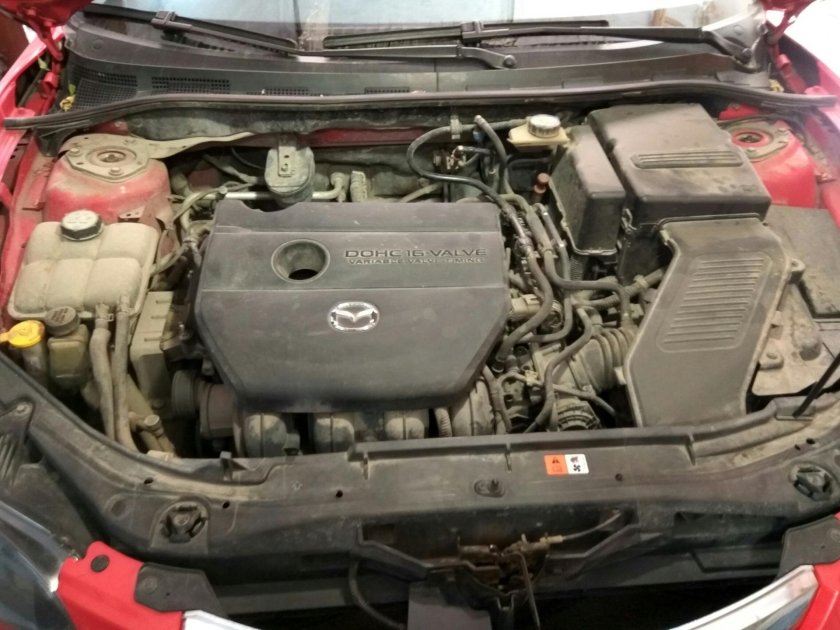 Мазда 3 2008 подкапотное пространство
