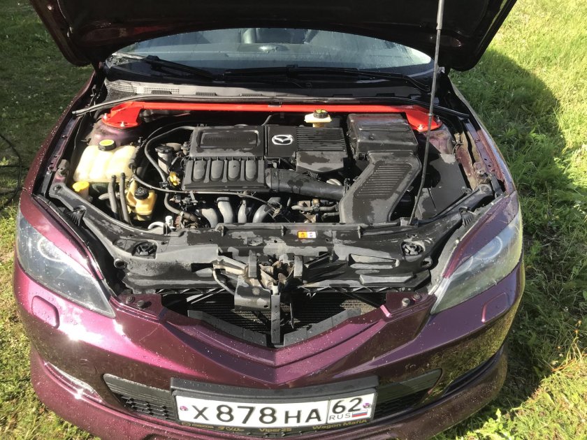 Подкапотное пространство Мазда 3 BK 1.6