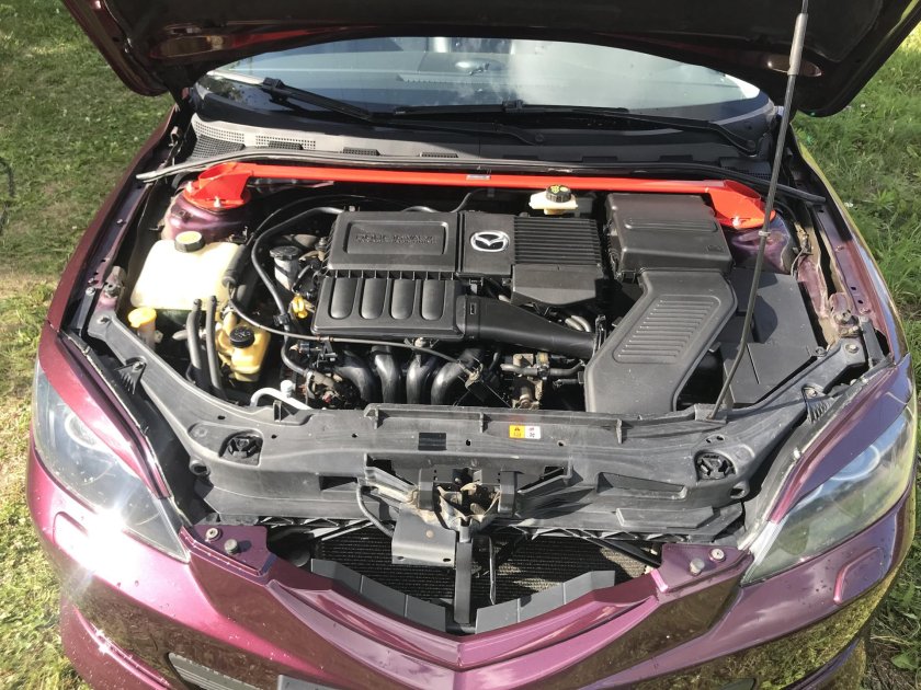 Подкапотное пространство Мазда 3