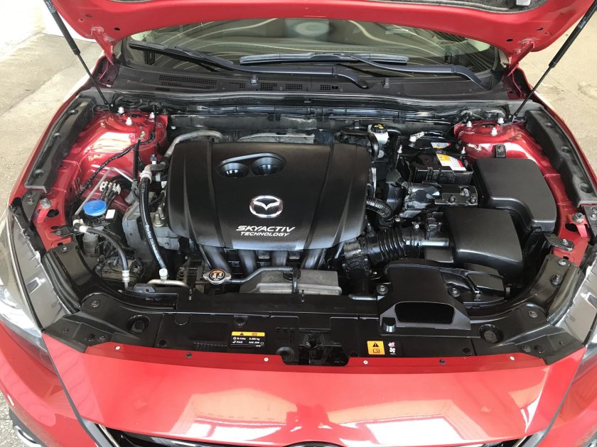 Подкапотка Мазда 3 2.0