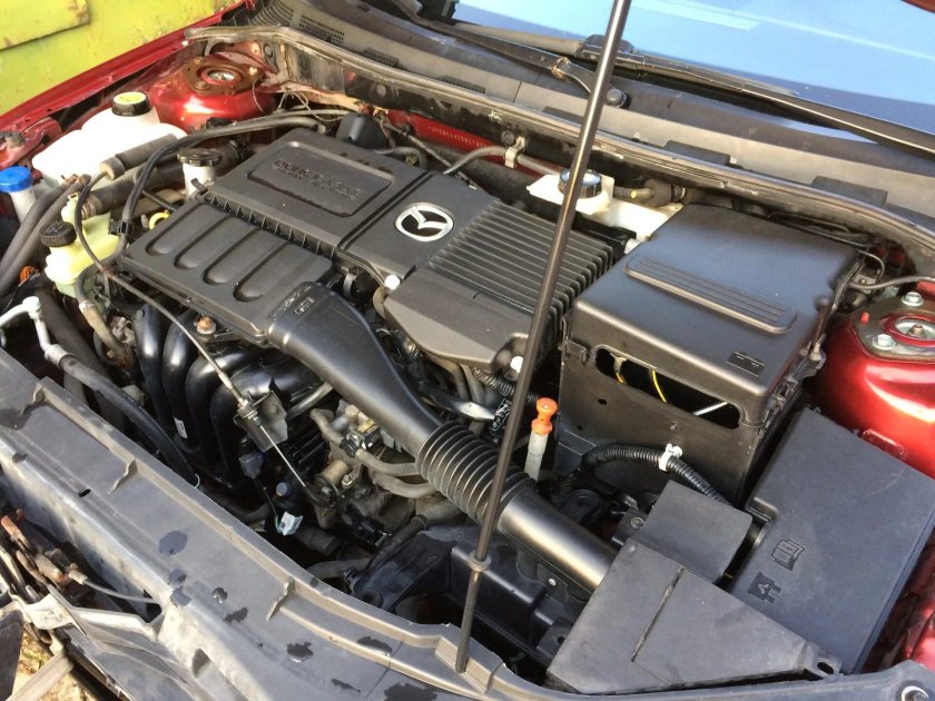 Mazda 3 BL подкапотка