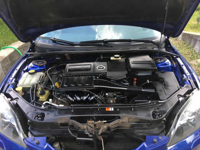 Мазда 3 подкапотка