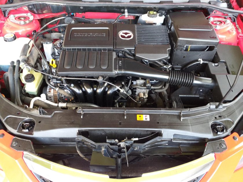 Мазда 3 1.6 подкапотка