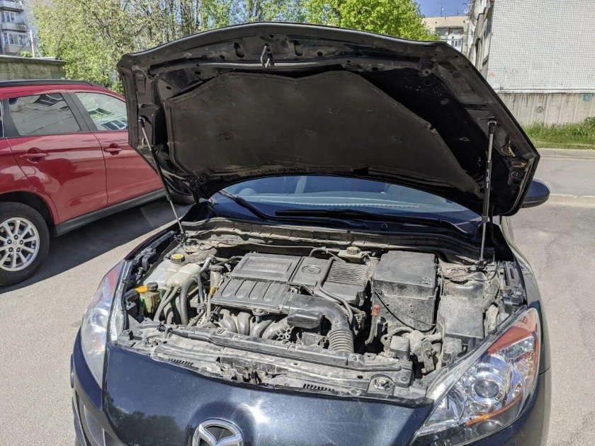 Открытый капот Мазда 3 БК