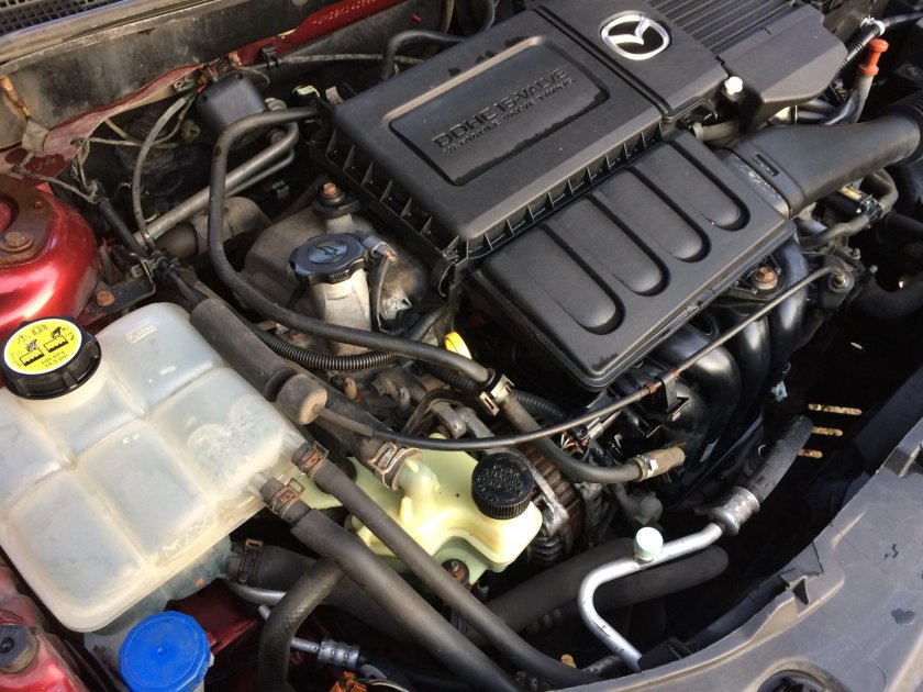 Мазда 3 1.6 подкапотка