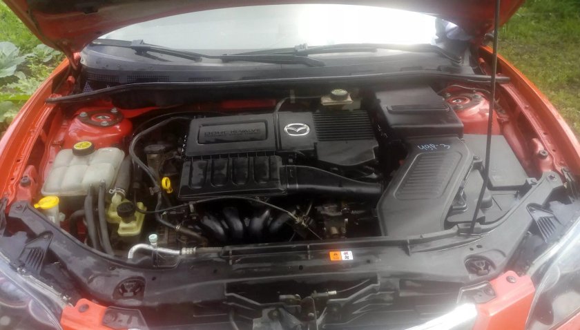 Грязный двигатель внутри Мазда 3