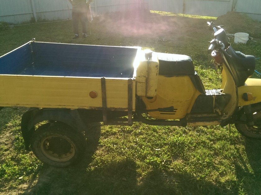 Муравей мотороллер желтый