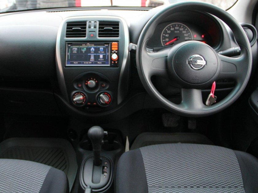Nissan Micra 2010 салон