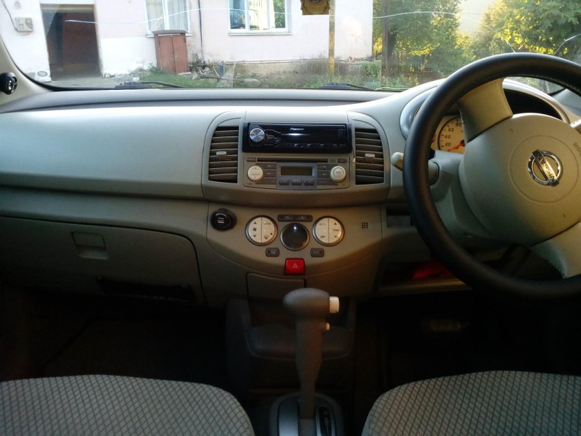 Nissan March 2003 салон