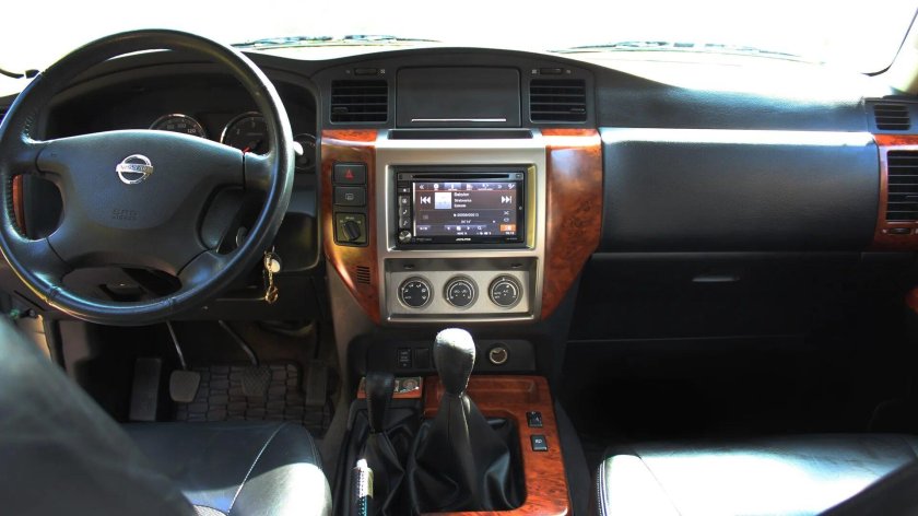 Nissan Patrol 2004 салон