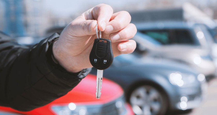 Ключи от машины в руке