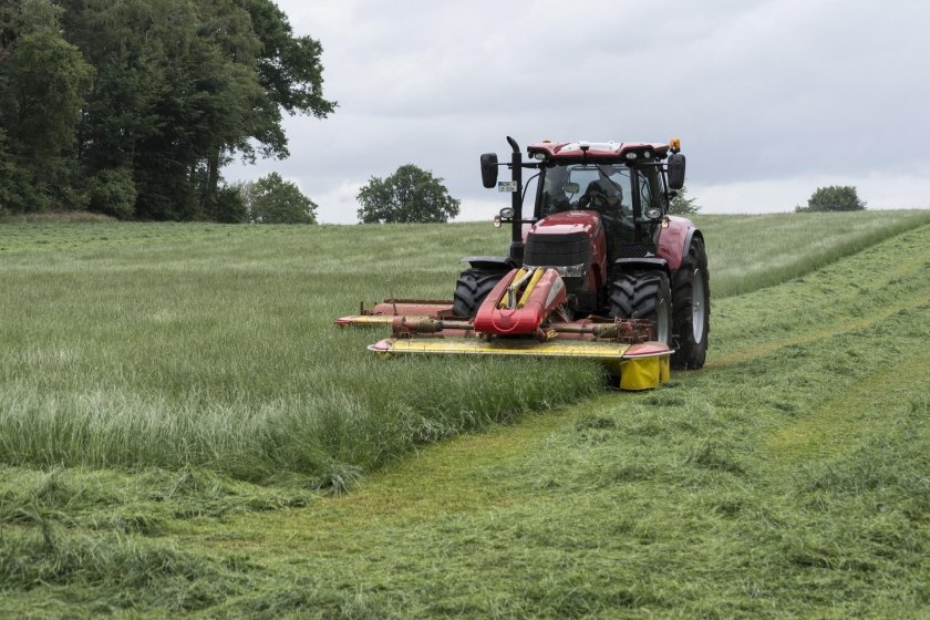 Покос травы трактором роторной косилкой