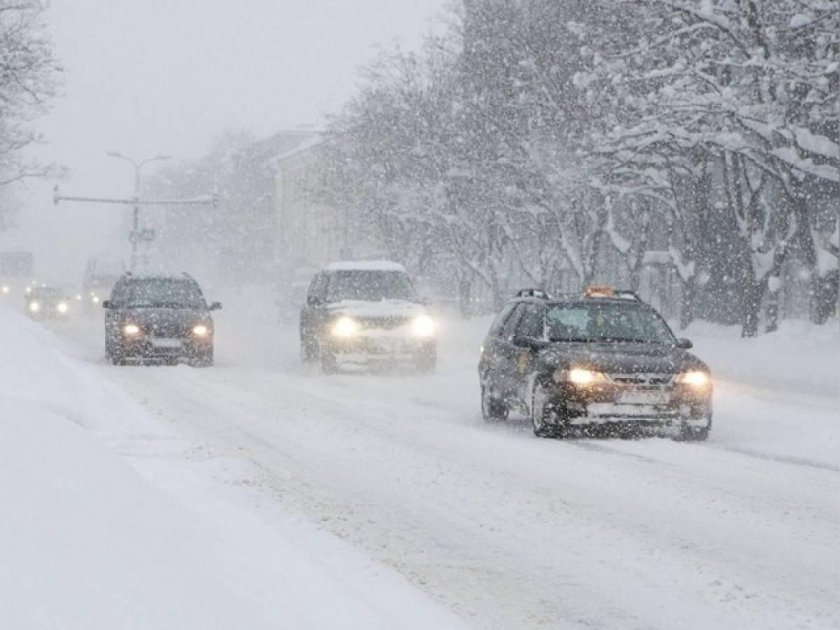 Снегопад на дороге