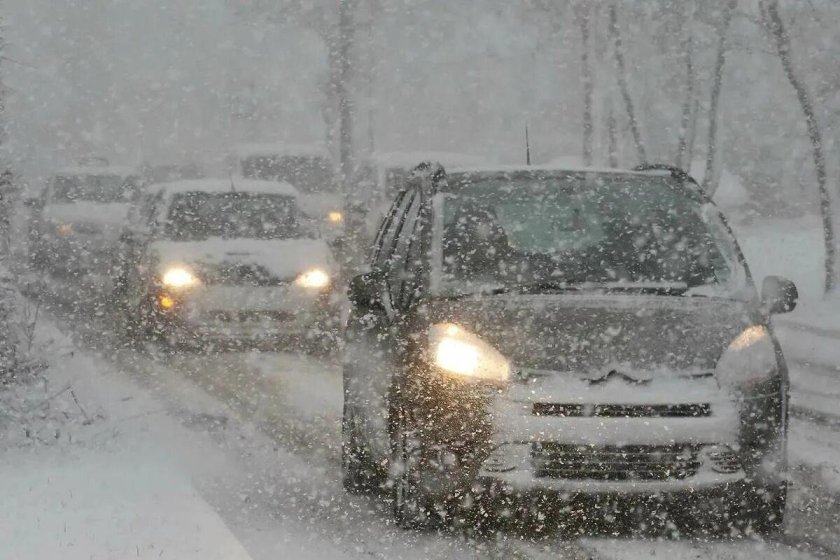 Метель на дороге машина