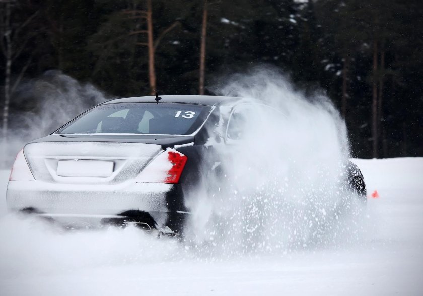 Машина в снегу