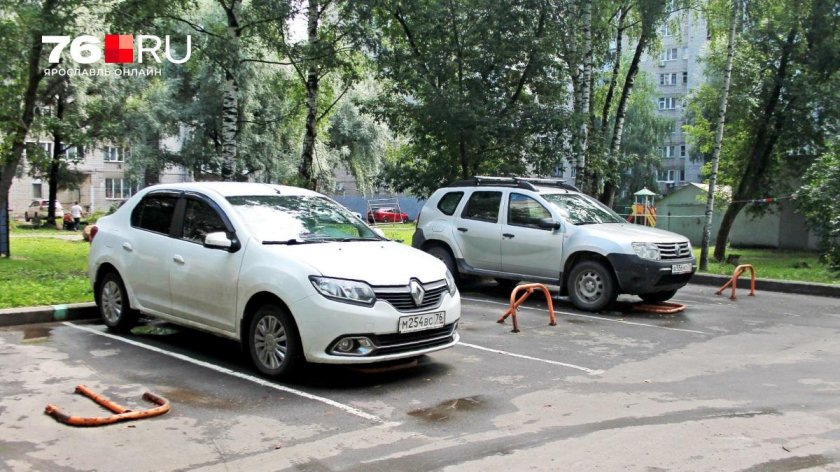 Машина во дворе