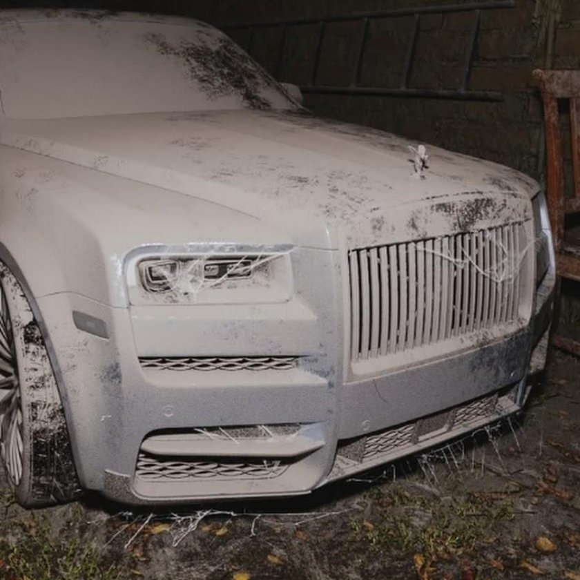 Машина в пыли