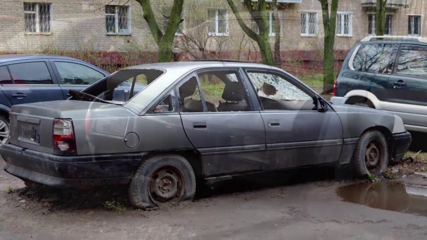 Заброшенная машина во дворе