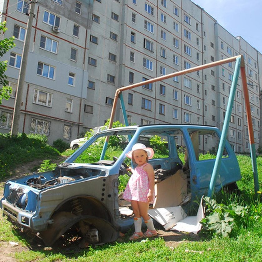 Машина во дворе