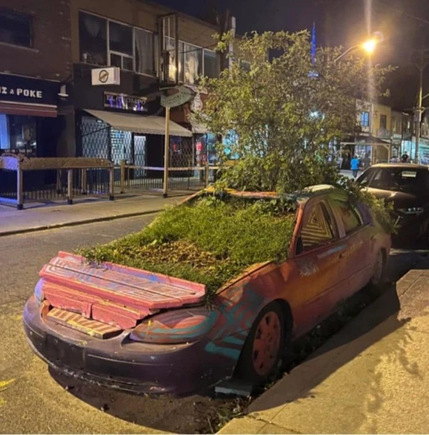 Машина на парковке