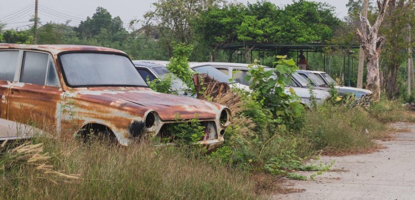 Заброшенная машина во дворе