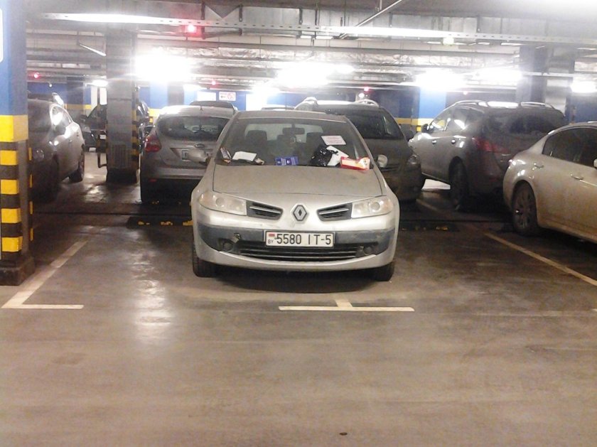 Машина на парковке