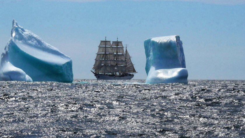 Корабль среди айсбергов