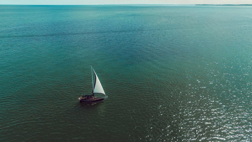 Яхта вдалеке