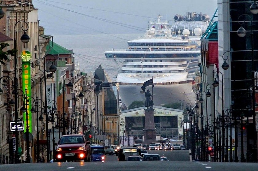 Лайнер Бриллиантовая принцесса в порту Владивостока