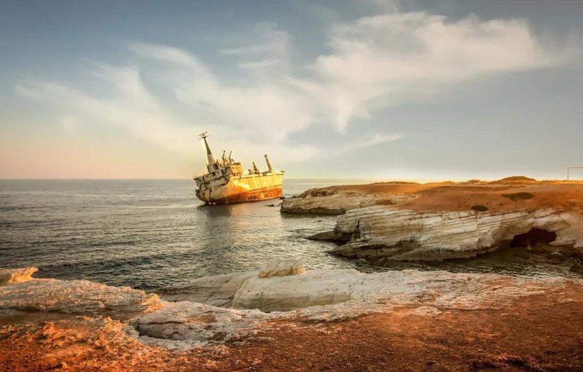 Корабль в море