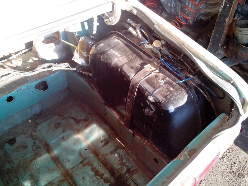 Инжекторный топливный бак 2107