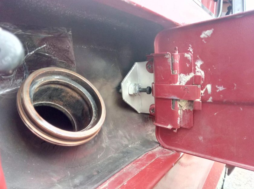 Лючок бензобака ВАЗ 2105