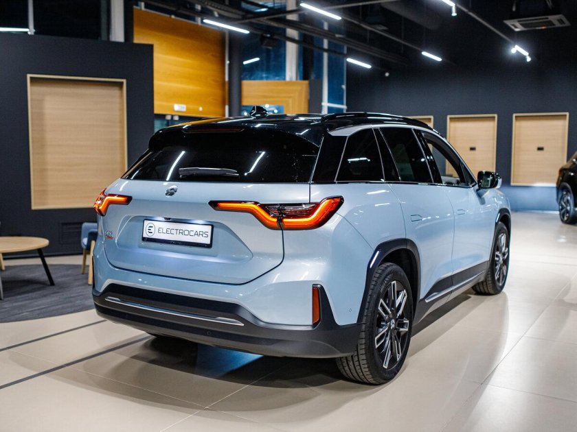 Китайский электромобиль НИО 4