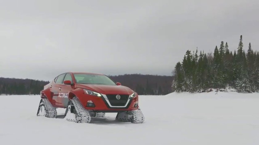 Nissan Altima на гусеницах