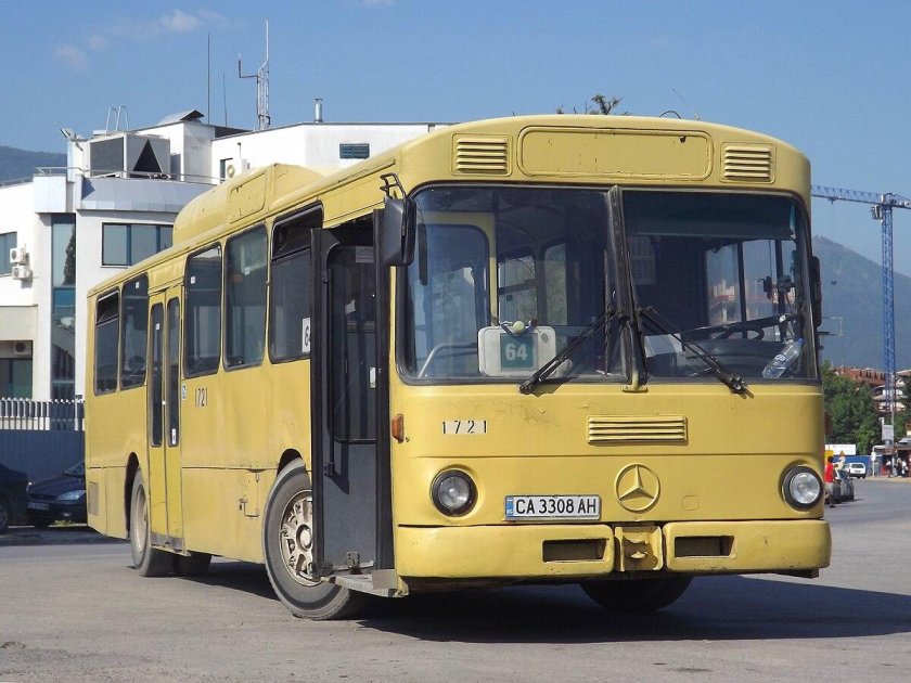Mercedes-Benz o305