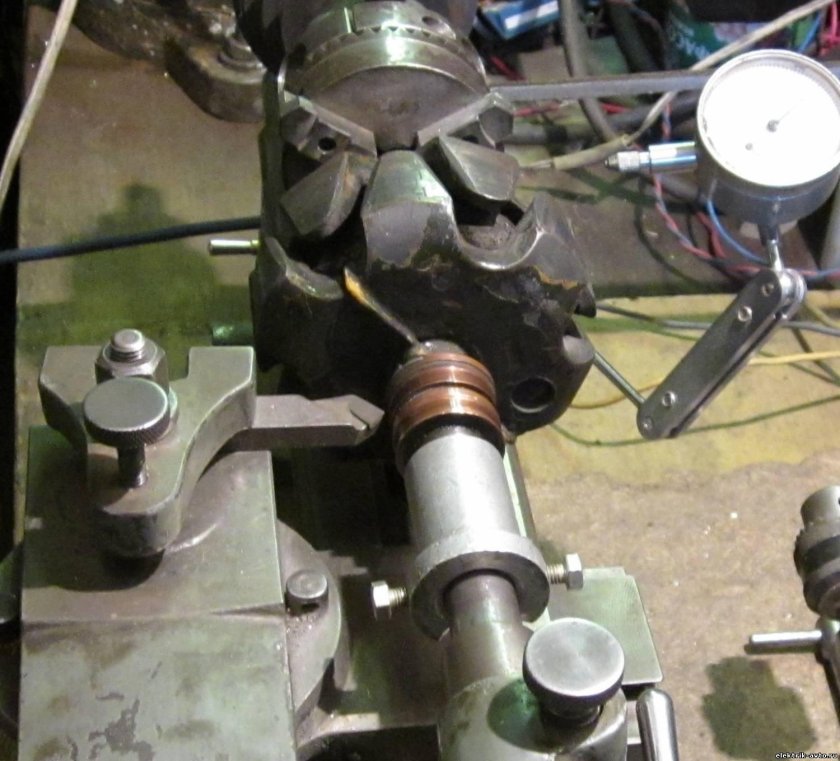 Приспособление для проточки контактных колец турбогенераторов