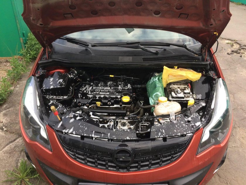 Моторный отсек Опель Корса д