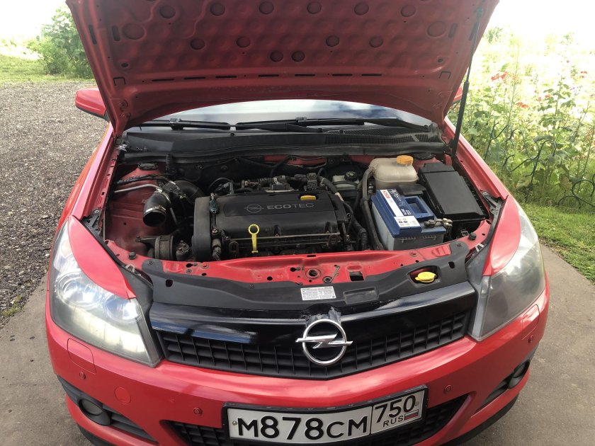 Опель Астра h открытый капот