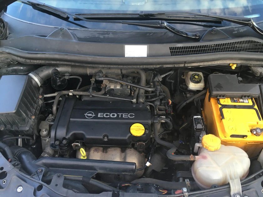 Опель Корса подкапотное пространство