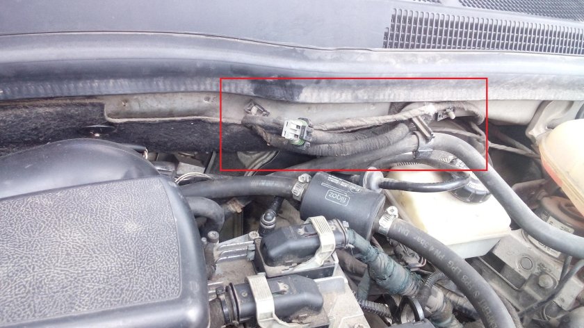 Разъемы под капотом Opel Astra h 18